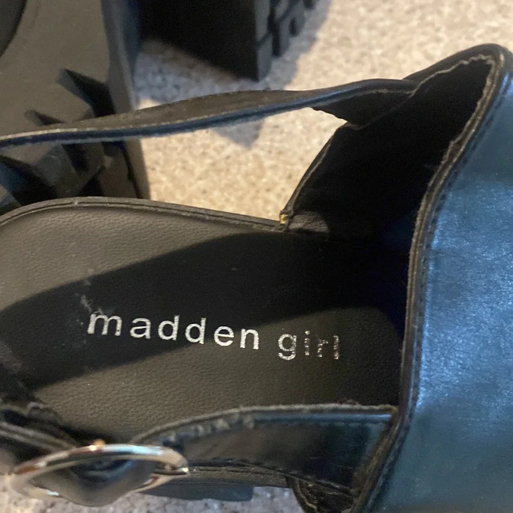 MADDEN GIRL Women's Sunnyside Lug Sole Sandal in Black, Size 8